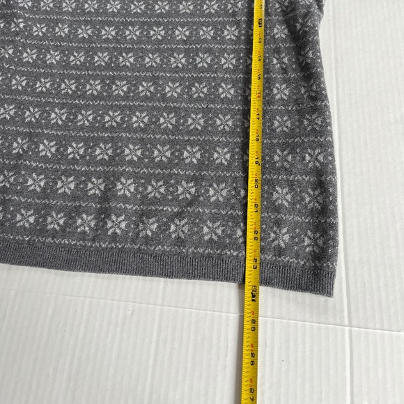 Nautica Sz M Snowflake Print V Neck Gray Sweater Pullover Stretch - Picture 7 of 10